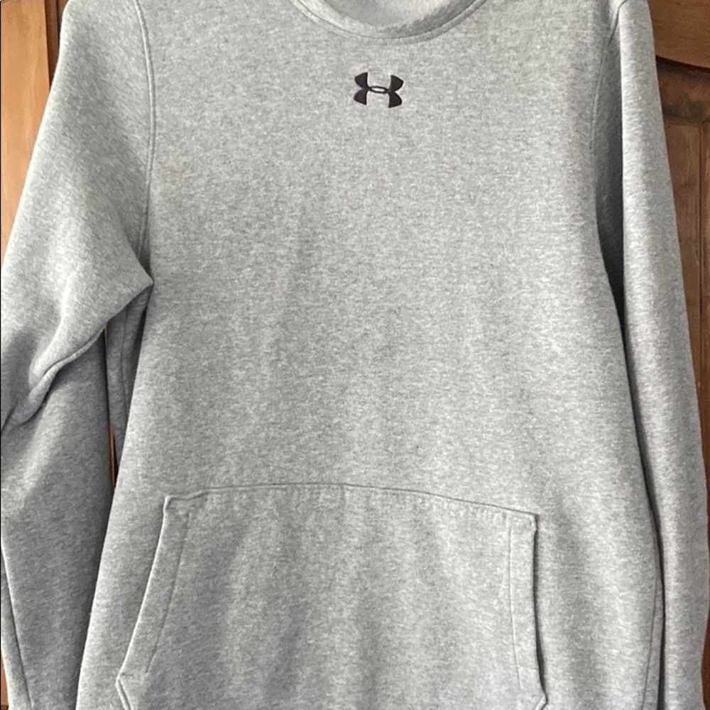Unique Under Armour sweatshirt with from pocket but no hood